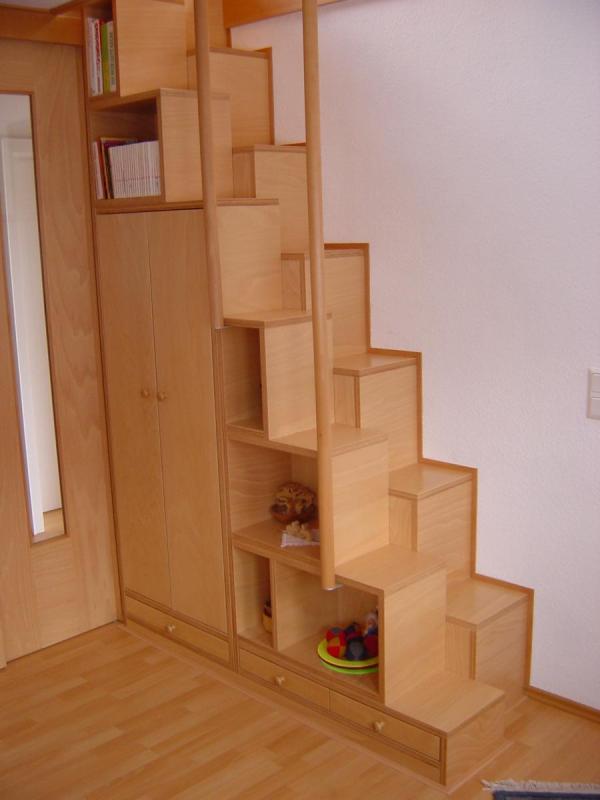 Schmale Treppe mit Schrank