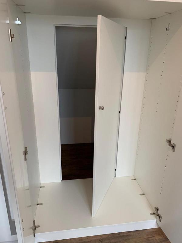 Begehbarer Kleiderschrank geöffnet 